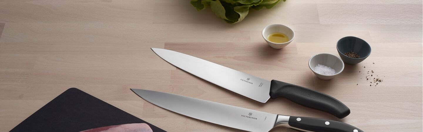 Zwei Küchenmesser mit Wellenschliff, ideal für Brot und Gemüse