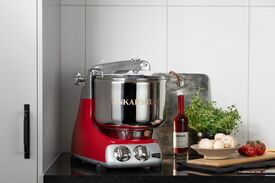 Ankarsrum Küchenmaschine in moderner Küchenumgebung, präsentiert von Probst Haushaltswaren