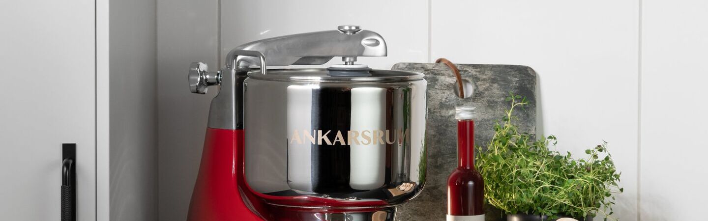 Ankarsrum Küchenmaschine in moderner Küchenumgebung, präsentiert von Probst Haushaltswaren